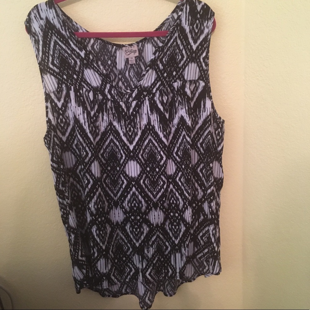 Black and white print top